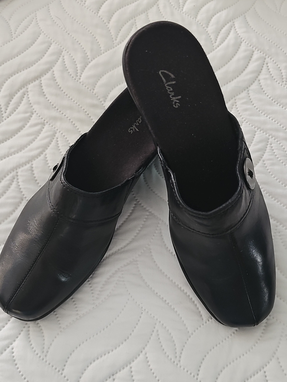 NWOT SZ 8M Clarks Black Leather Slip-On Clog with Button Accent